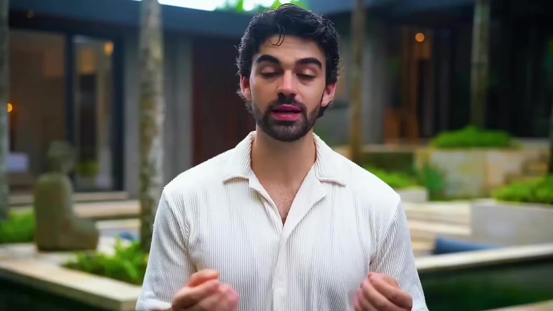 Primeiro frame da VSL de renda extra com avatar masculino em frente a uma mansão